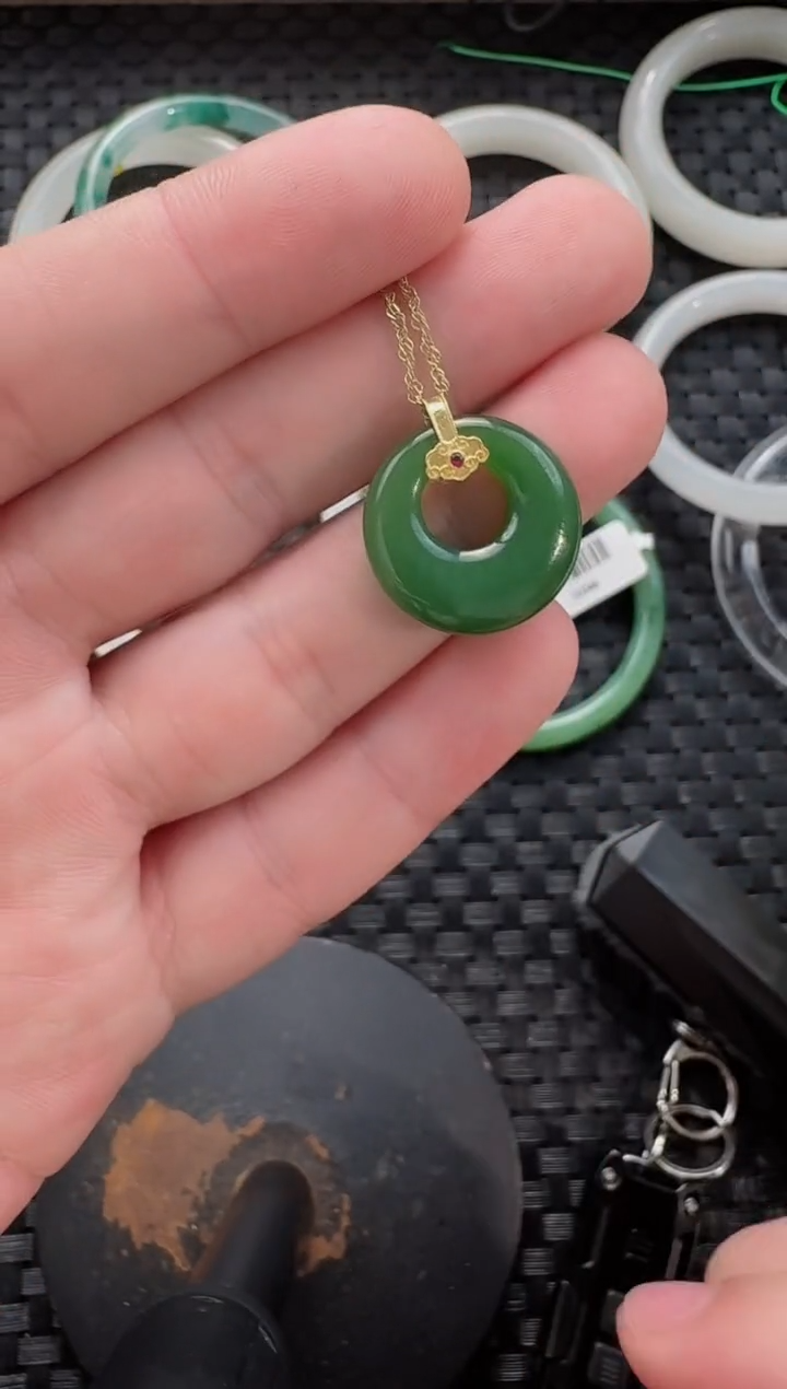 颈饰18K金镶嵌和田玉公主扣