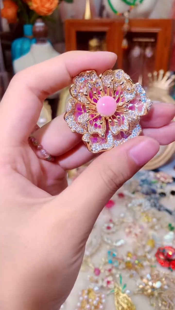 合成立方氧化锆铁合金胸针