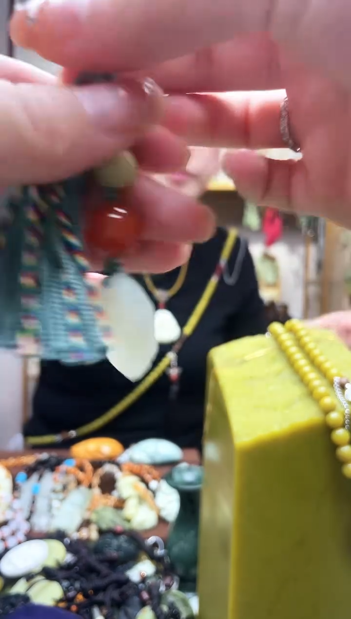 未镶嵌岫玉吊坠··