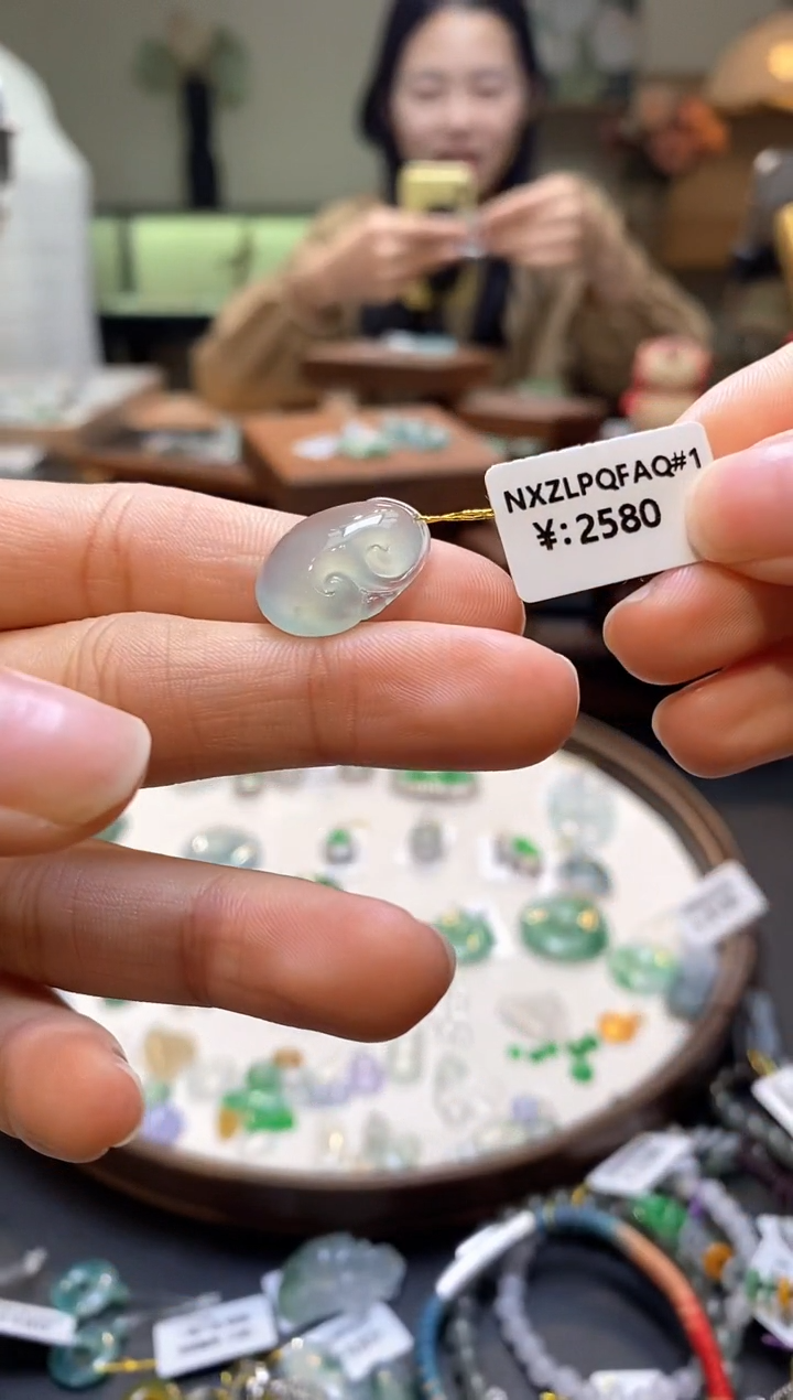 【闪购商品】翡翠未镶嵌颈饰如意