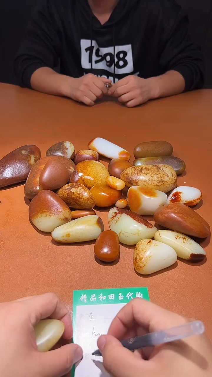 未镶嵌和田玉把件刘***。和田玉