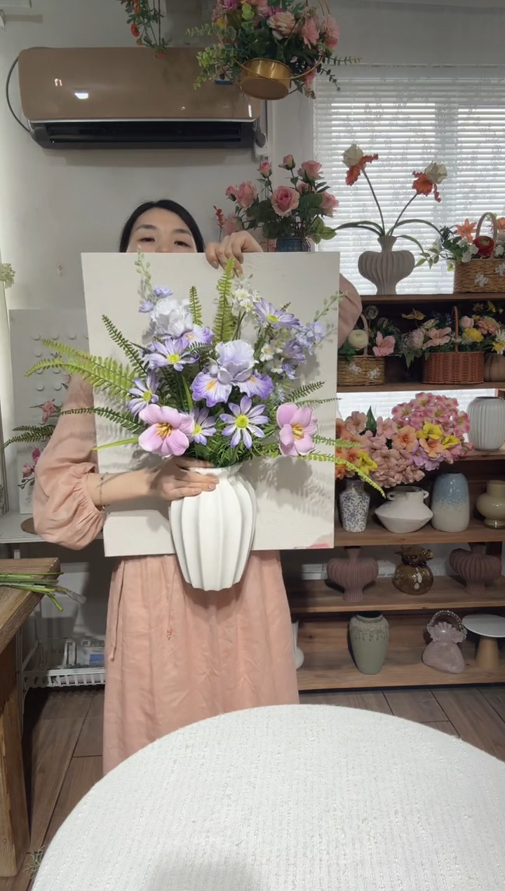 01紫色花束+白色贵妃陶瓷花瓶一套