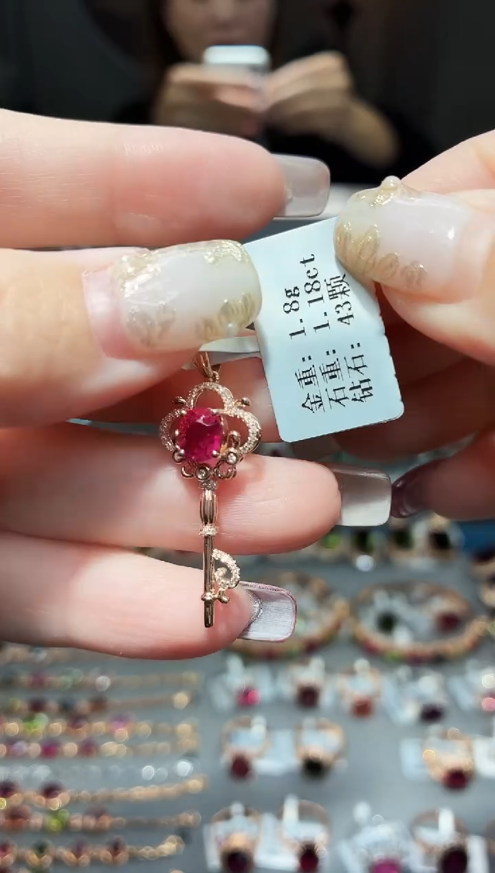 颈饰18K金镶嵌碧玺1.18