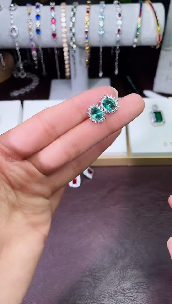 足铂镶嵌合成（培育）蓝宝石耳饰湖水绿耳钉