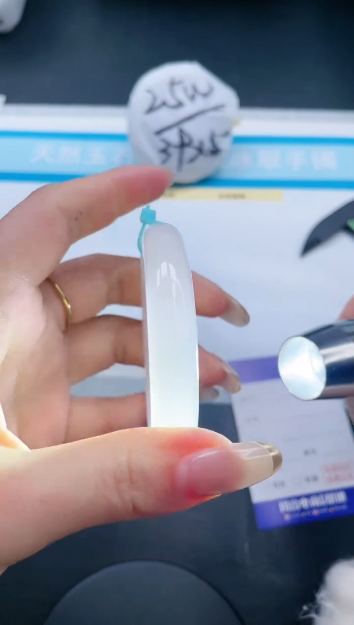 【闪购商品】石英质玉手镯未镶嵌16V82-52