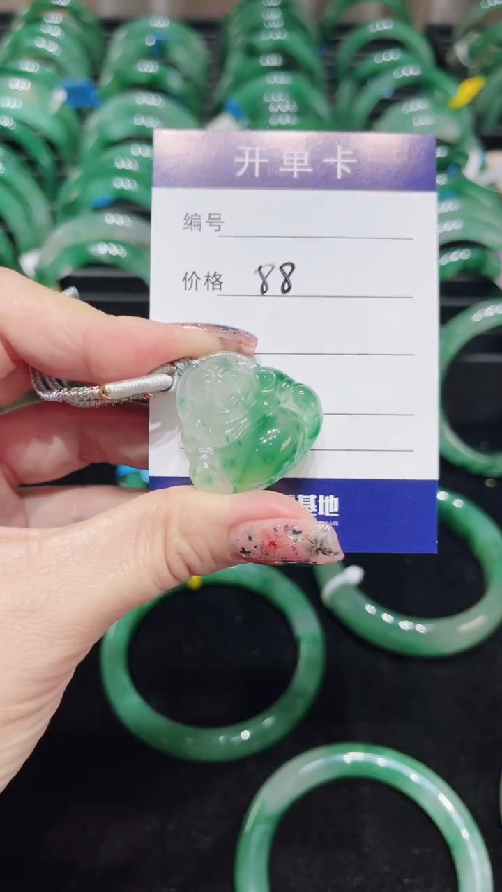 石英质玉（非洲翠）未镶嵌颈饰佛公