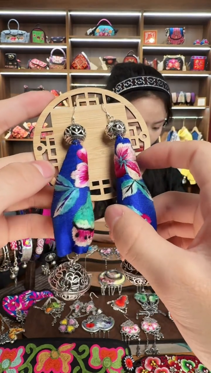 【闪购商品】织绣75蒙阿苏苗绣传承