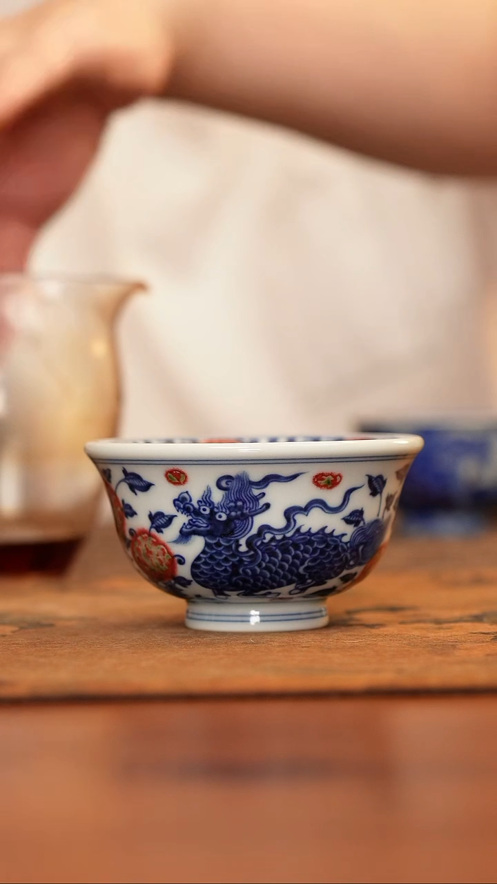 和然窑狮纹压手杯