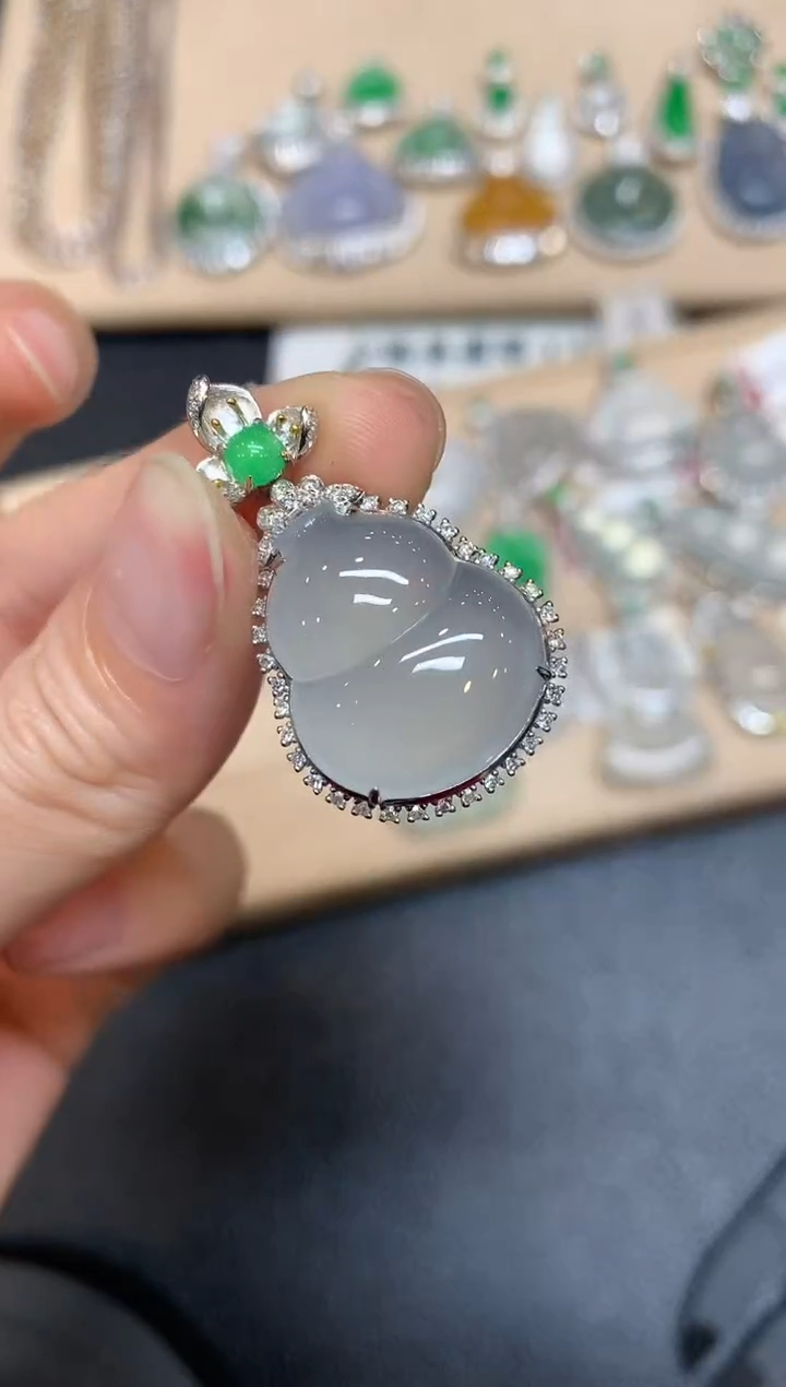 【闪购商品】翡翠颈饰18K金镶嵌葫芦【无服务费
