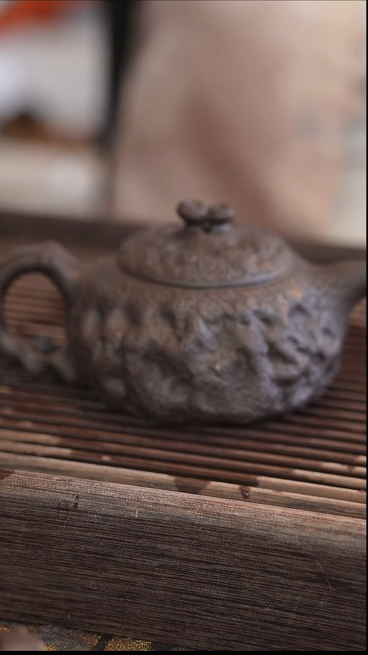 茶壶紫砂供春 黑金砂 270cc