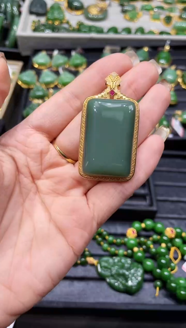 【闪购商品】和田玉吊坠18K金镶嵌多样性发一