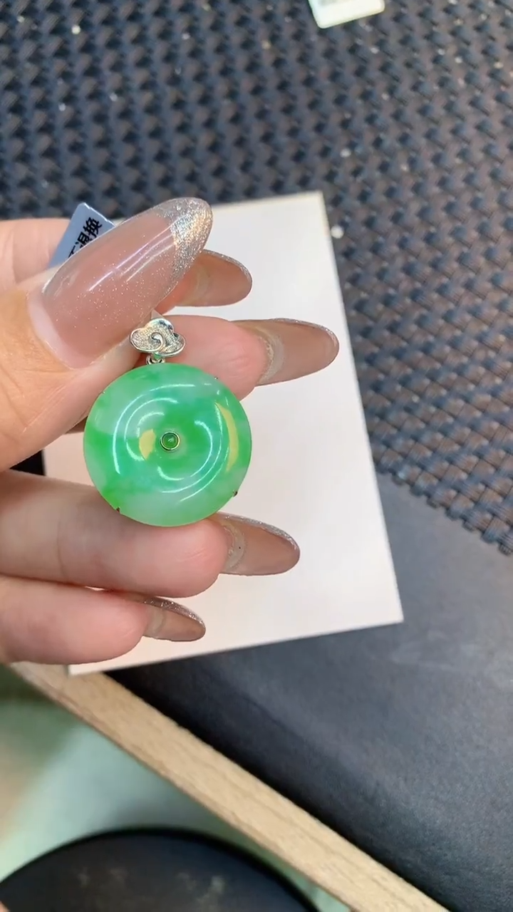 颈饰18K金镶嵌翡翠1