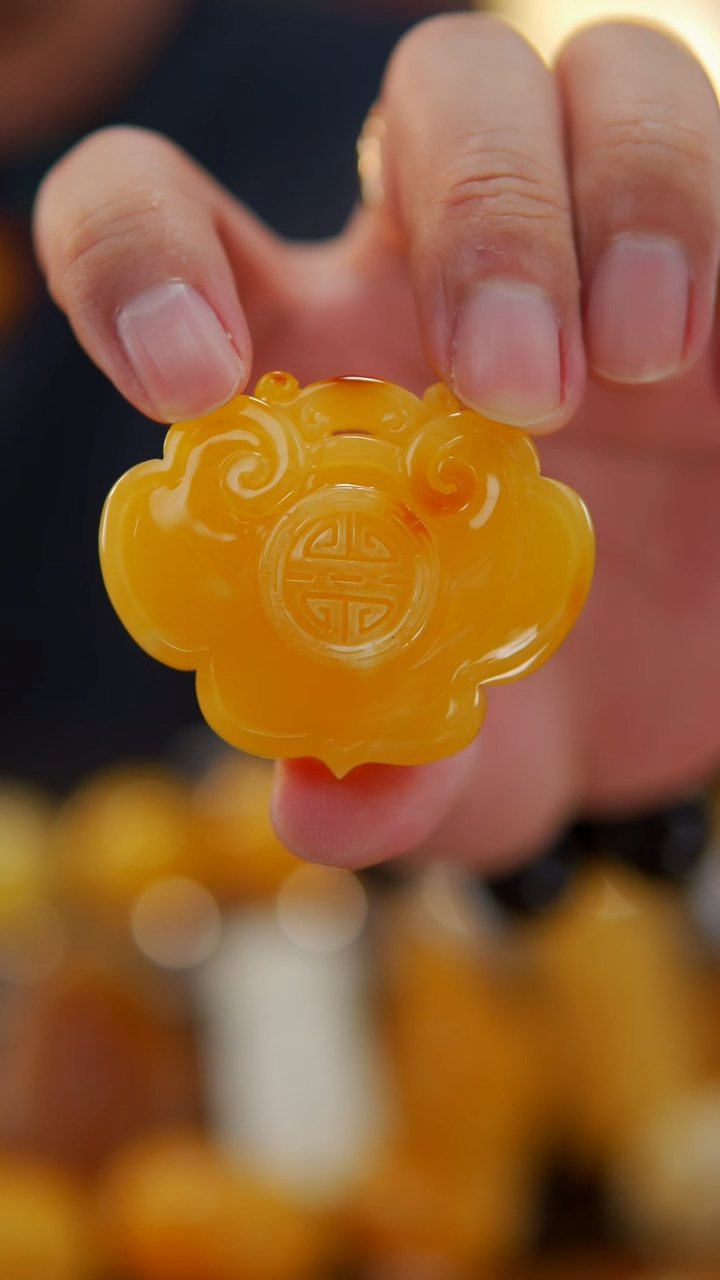 【闪购商品】蜜蜡颈饰未镶嵌焦皮料如意锁24.1