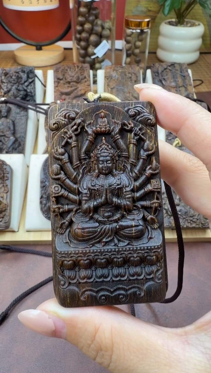 木木雕款芽庄  盘坐 千手观音 7cm  送养香瓶