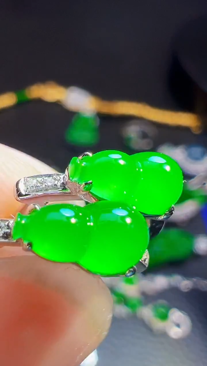 18K金镶嵌翡翠耳饰丽*翡翠