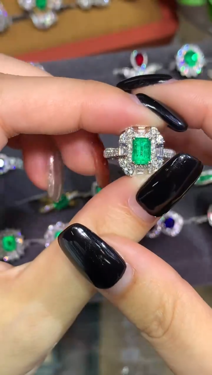 18K金镶嵌戒指祖母绿0.81CT