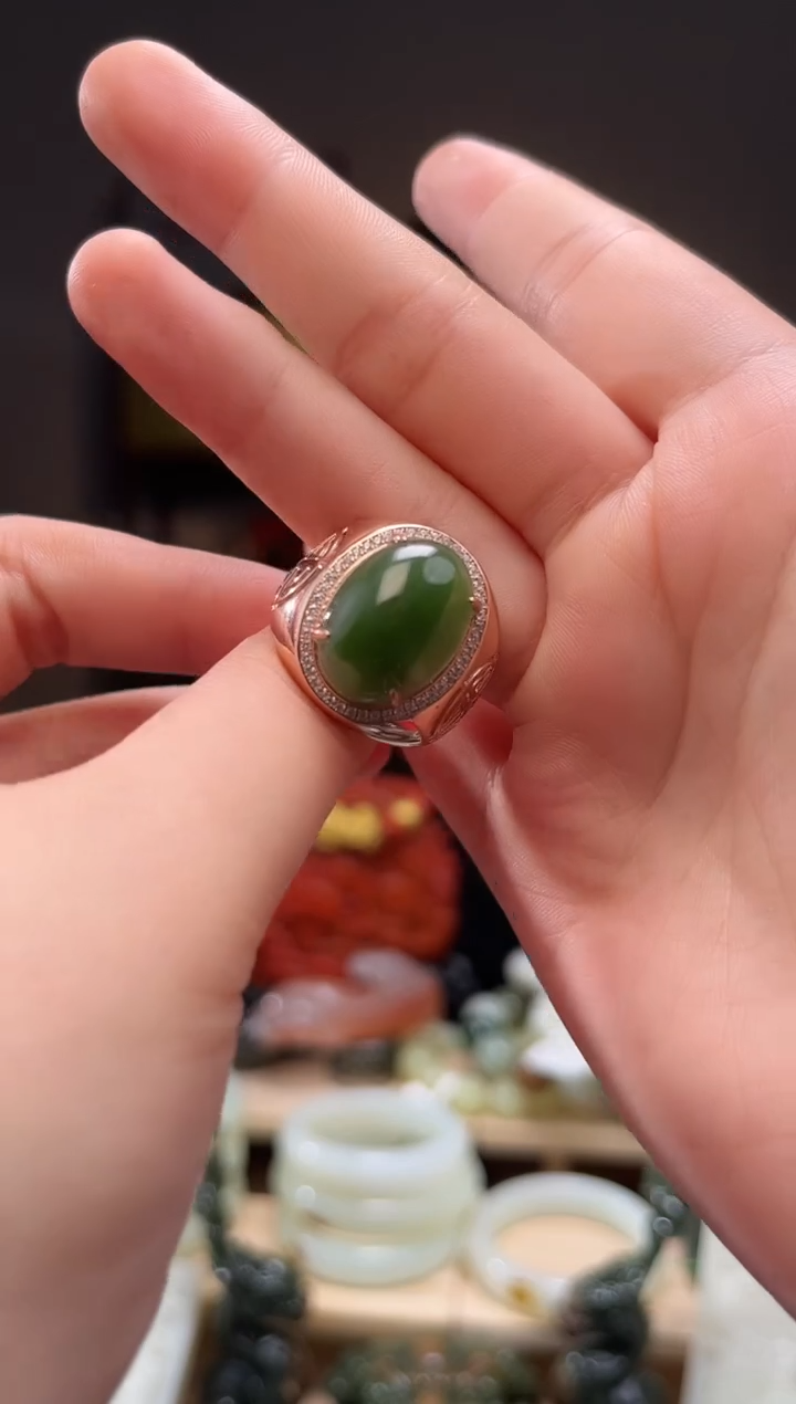 颈饰未镶嵌和田玉戒指