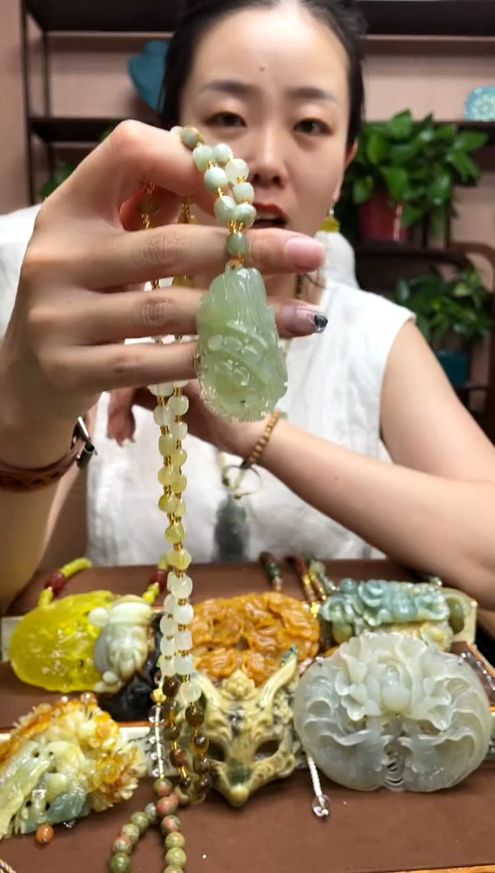 岫玉未镶嵌颈饰·