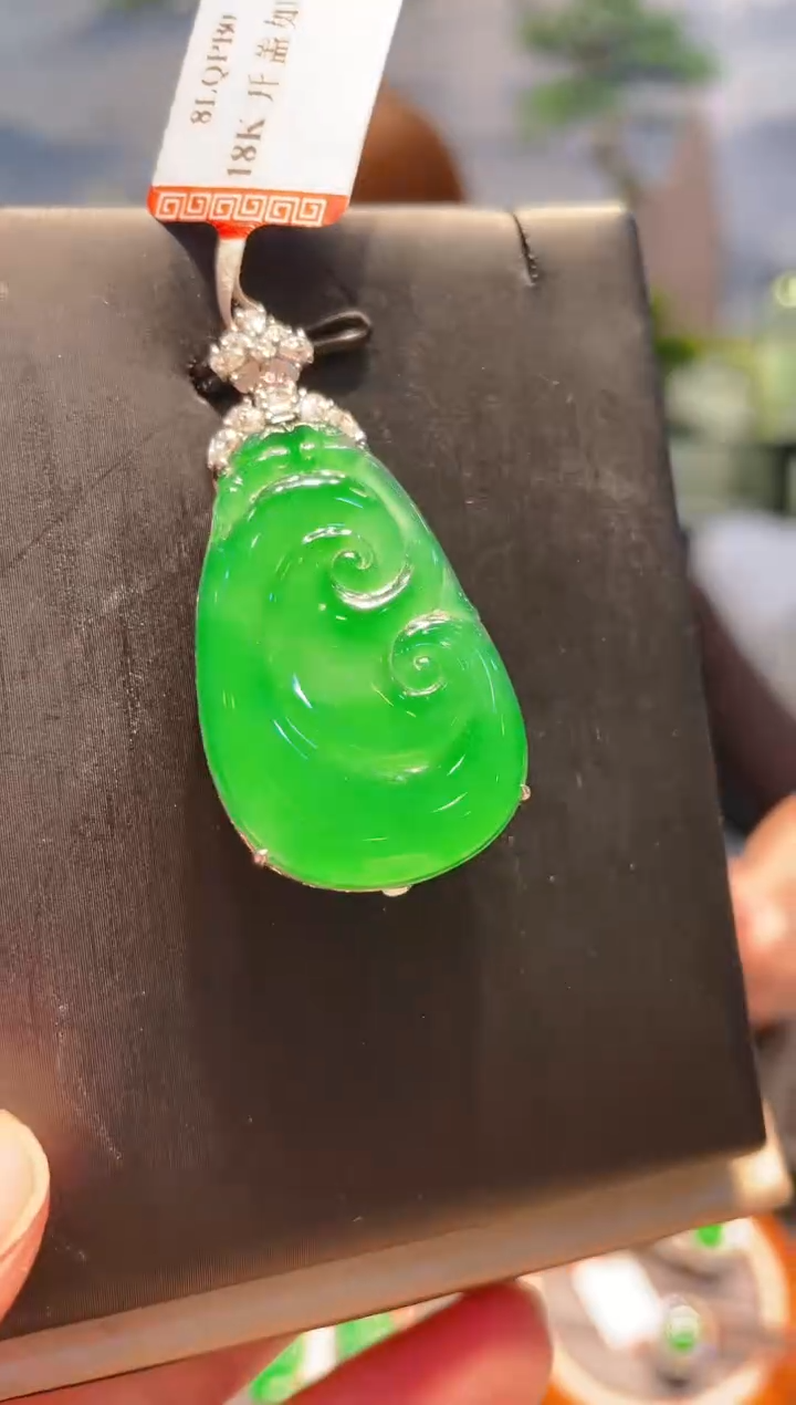 翡翠18K金镶嵌颈饰翡翠A82