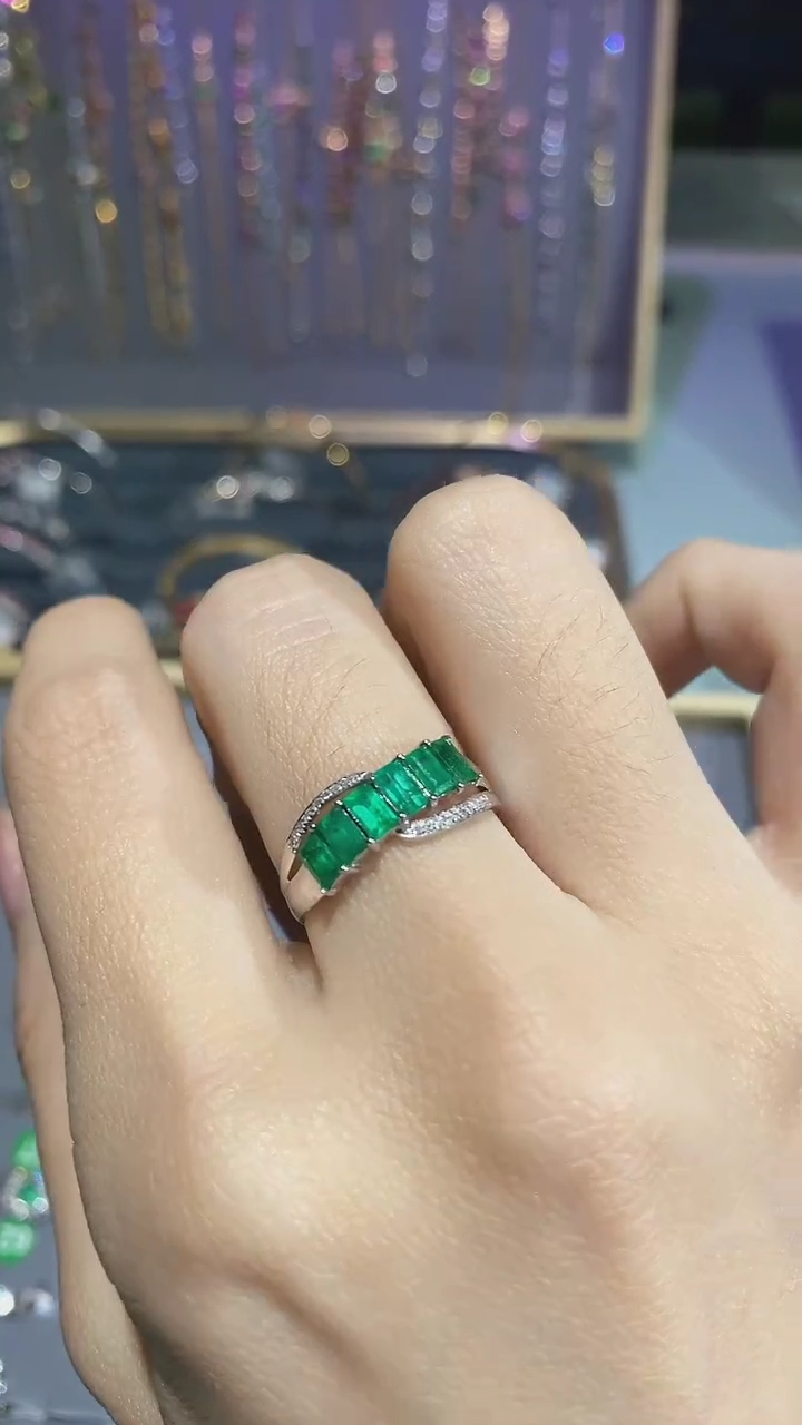 【闪购商品】祖母绿戒指18K金镶嵌戒指