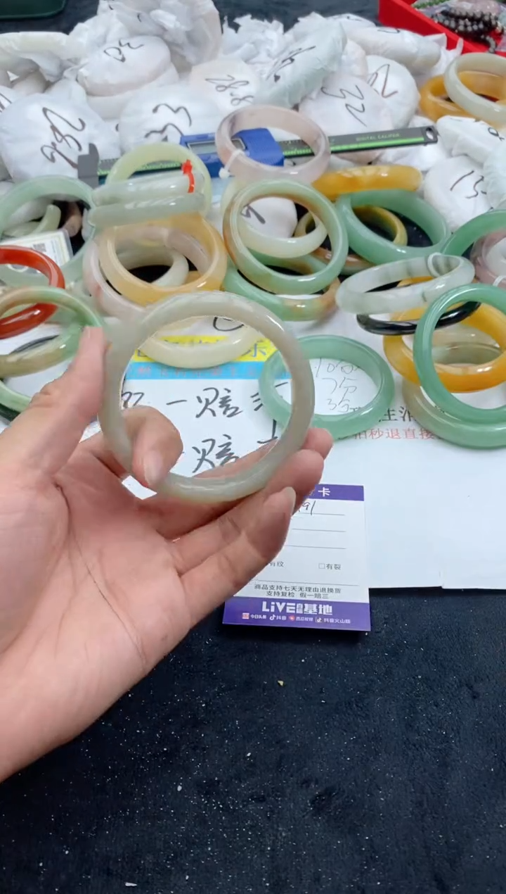 【闪购商品】石英质玉手镯未镶嵌191+60-61