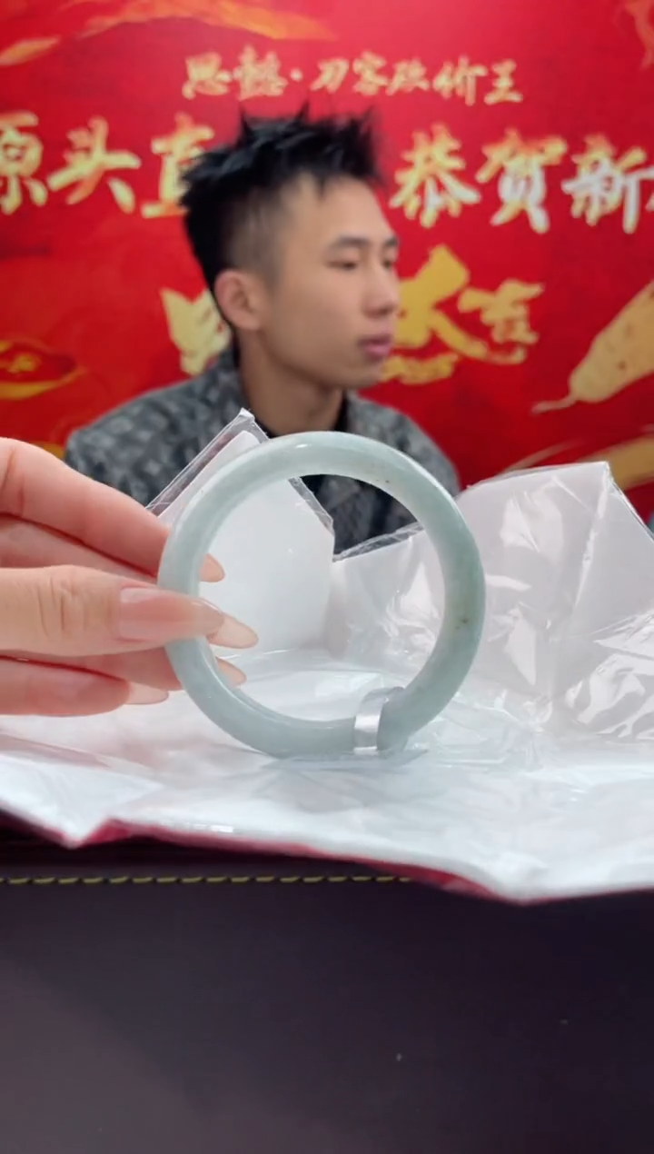 【闪购商品】翡翠手镯未镶嵌1翡翠手镯（微瑕）