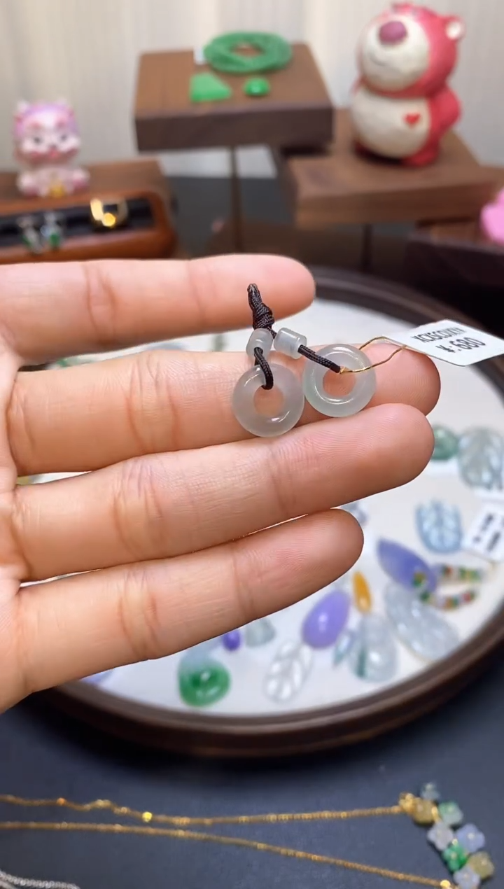 【闪购商品】翡翠未镶嵌颈饰甜甜圈1对