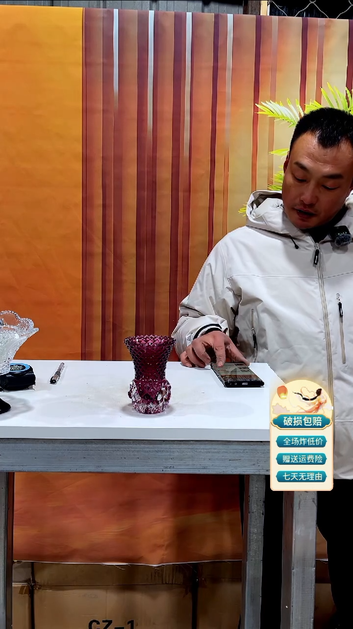 【闪购商品】玻璃小花瓶紫色