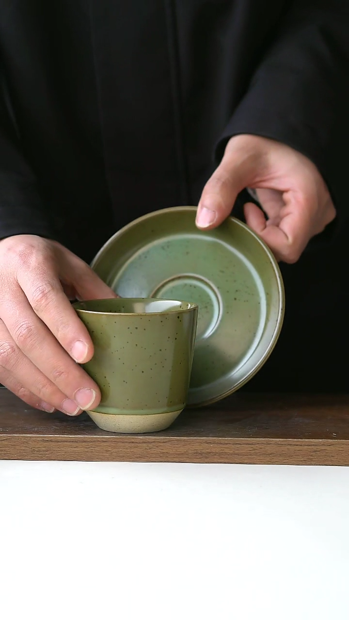 【闪购商品】陶瓷微瑕出澳洲牛油果绿手握杯加碟@4-2@