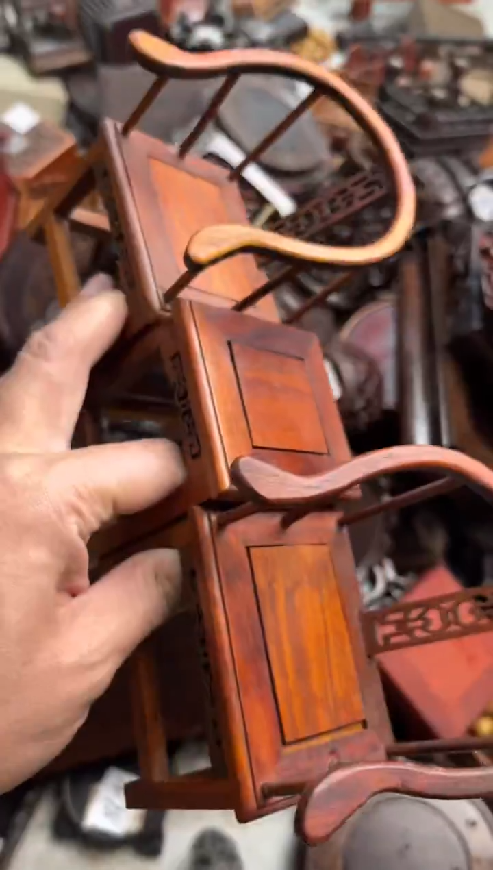 木2红酸枝一桌两椅