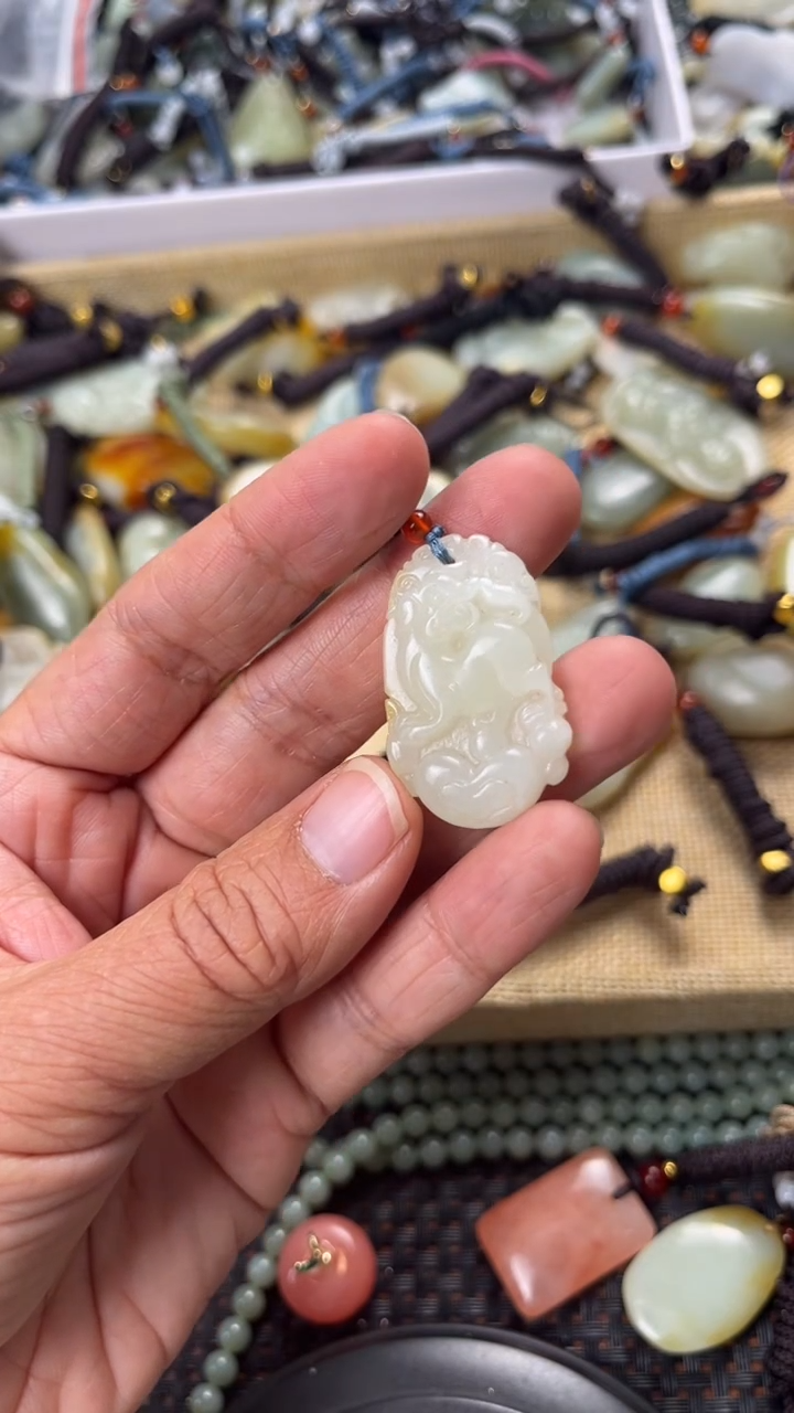 【闪购商品】和田玉颈饰未镶嵌多样性发货没有证书拍一发一有瑕