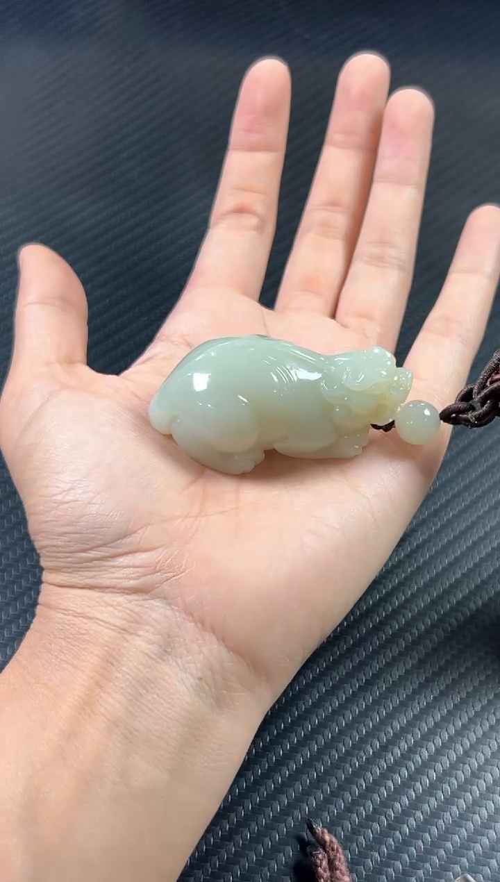 吊坠(赠链)未镶嵌和田玉且末微色差近矿