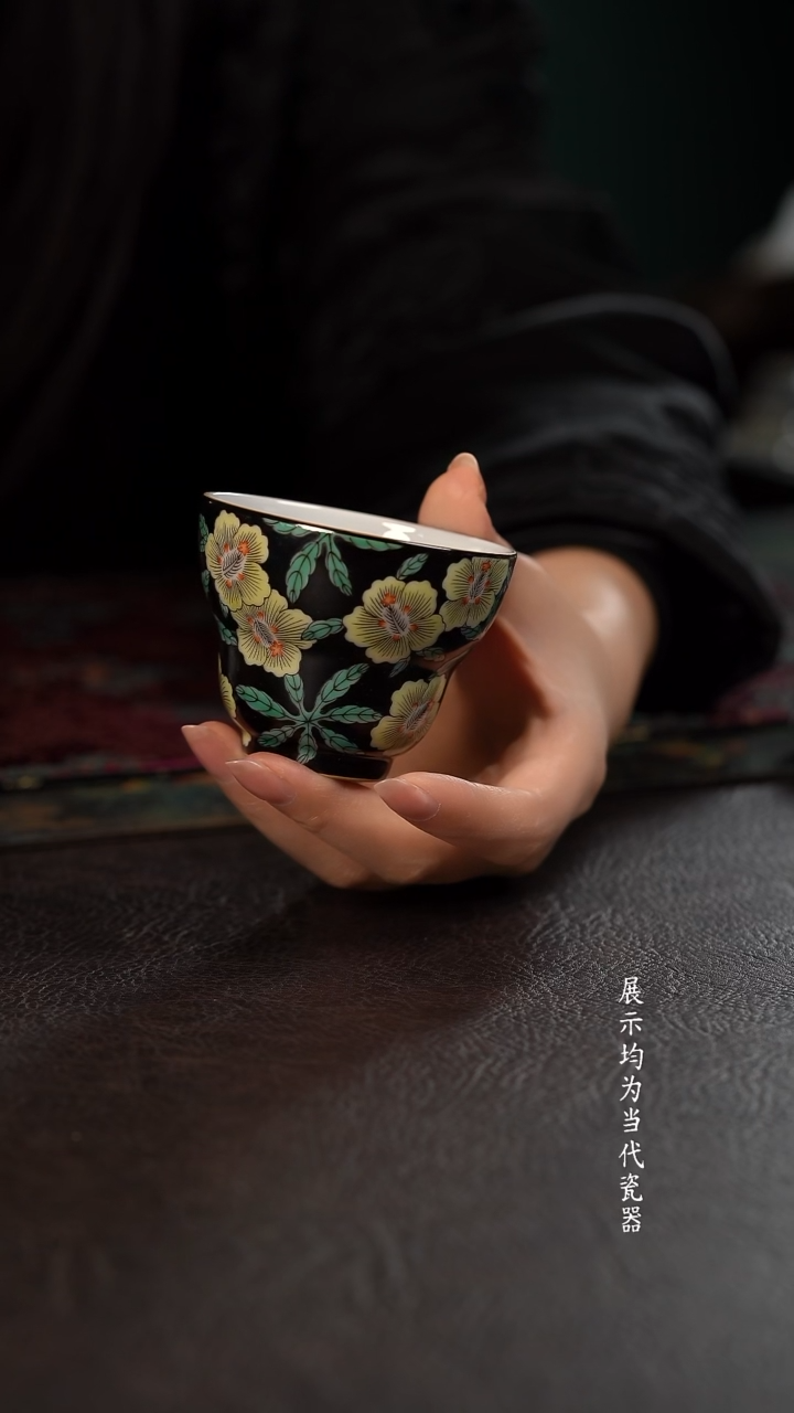 云霞珍藏古彩黑地黄秋葵葫芦杯