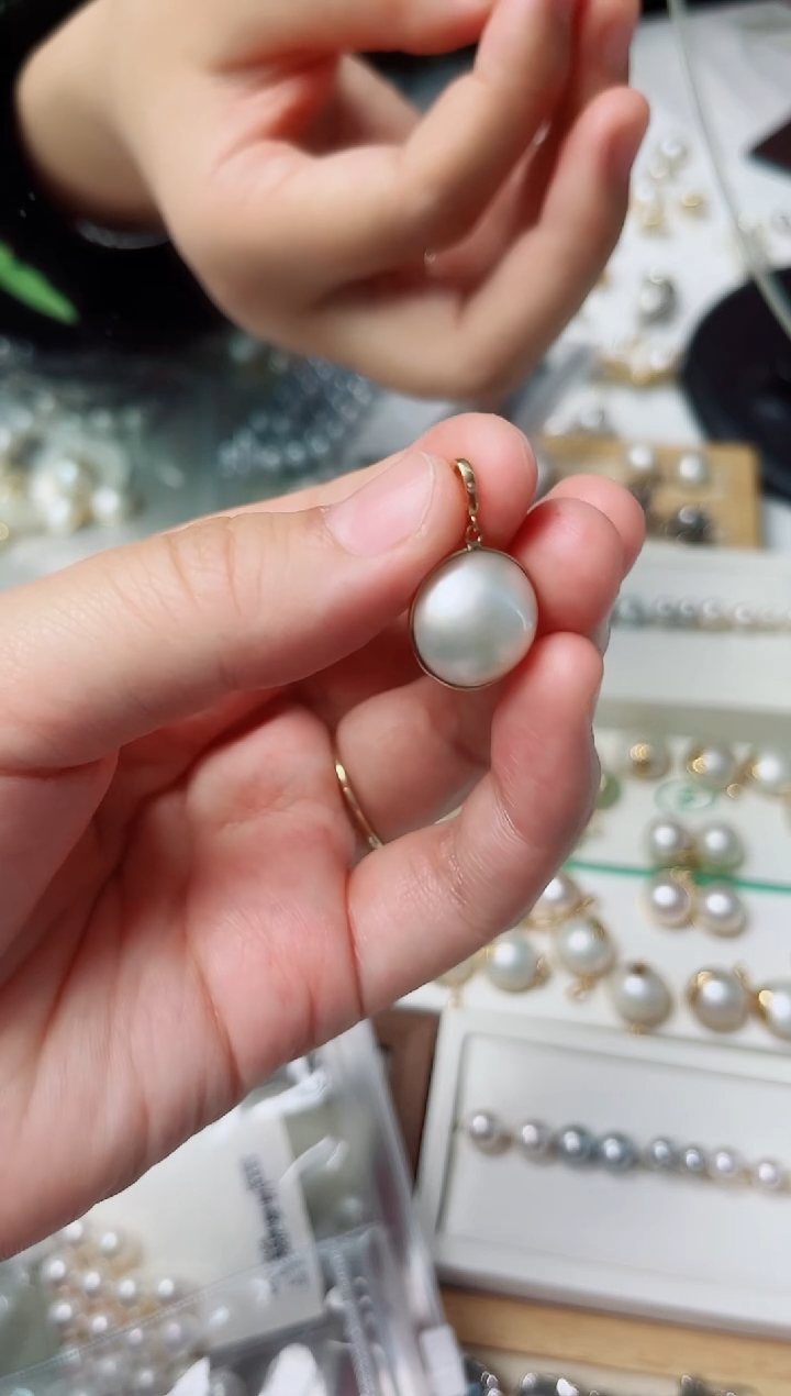 18K金镶嵌颈饰拼合珍珠（马贝珠）万能扣