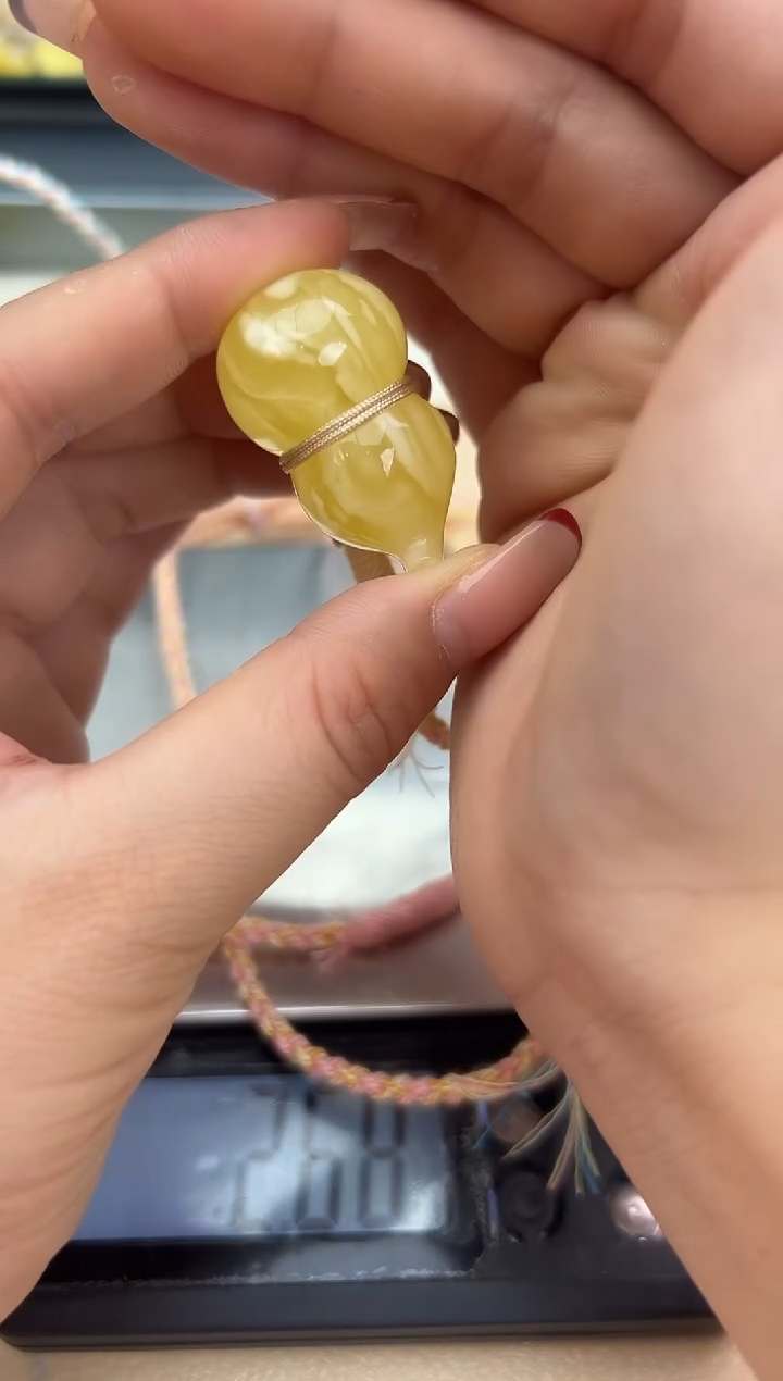 【闪购商品】琥珀裸石未镶嵌蜜蜡吊坠
