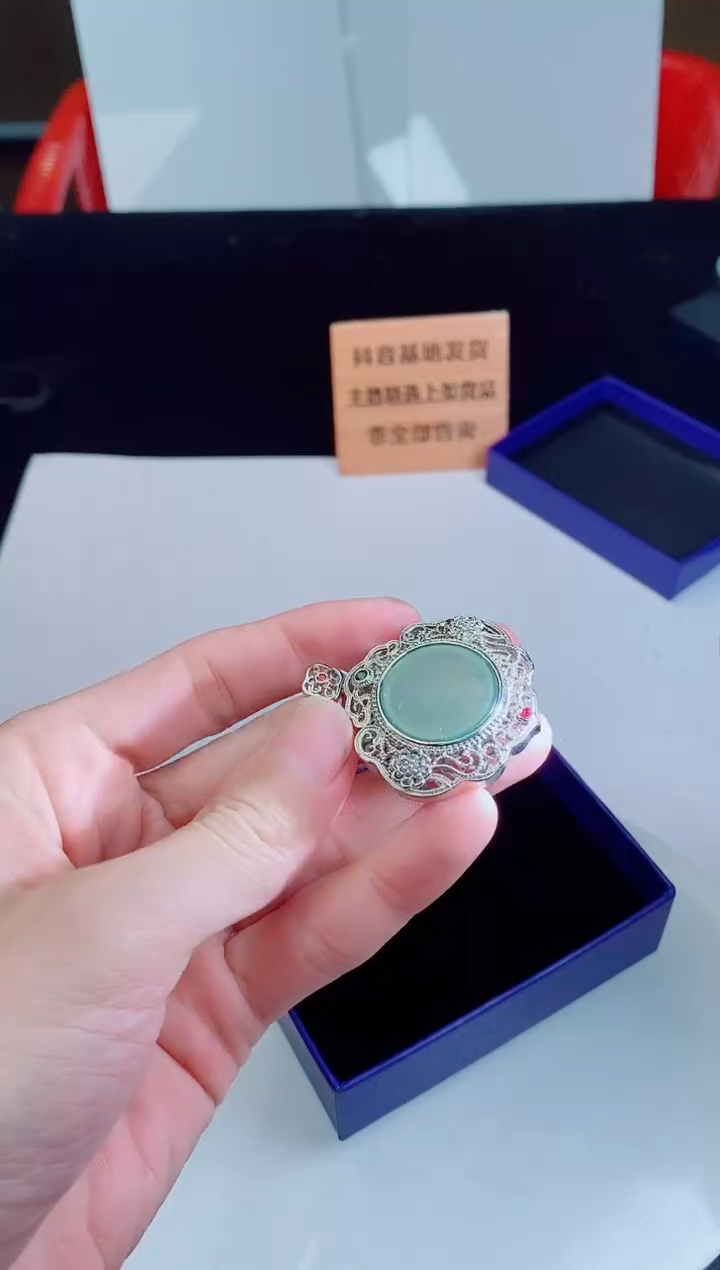 颈饰未镶嵌翡翠         