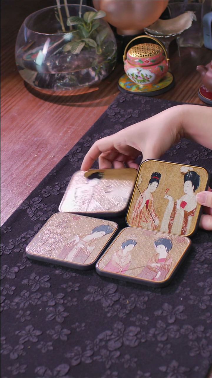 壹藏贰宝簪花仕女图案杯垫一套