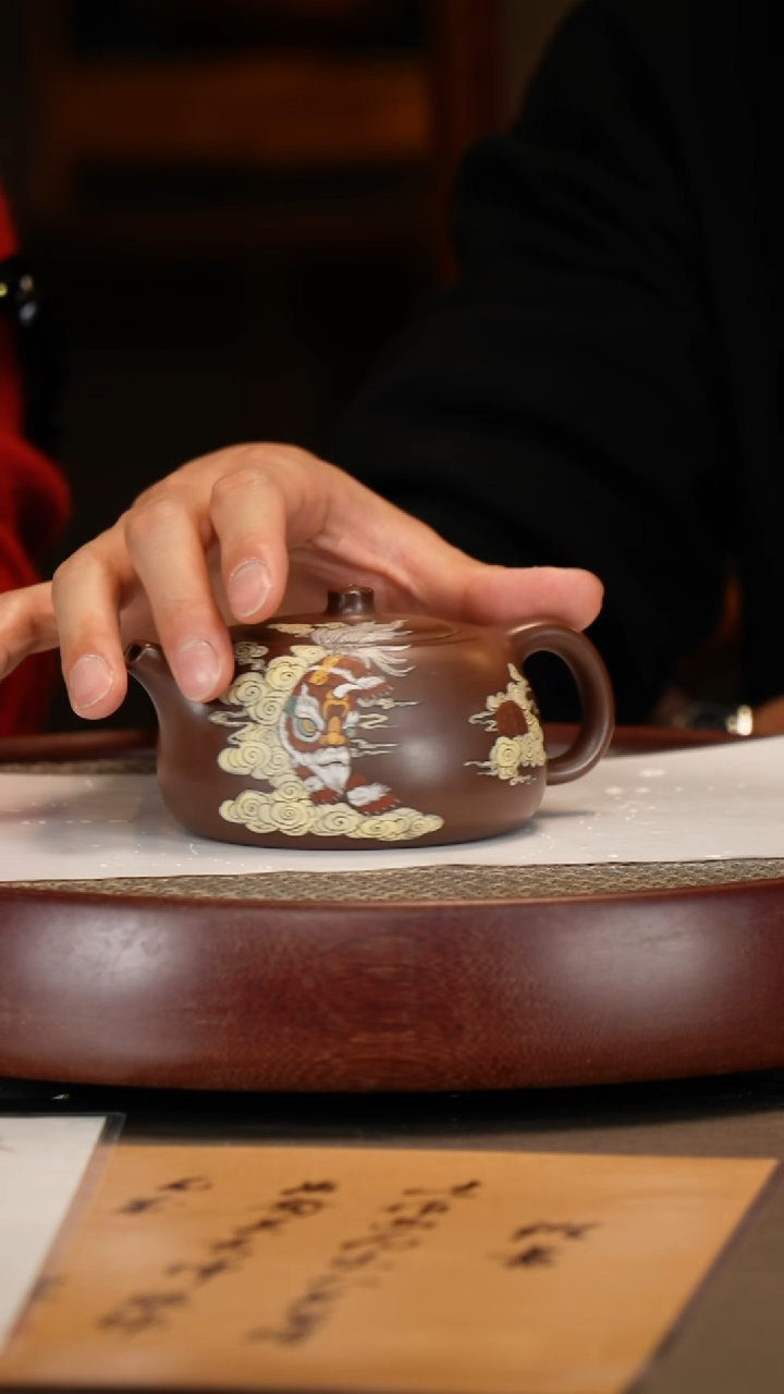 【闪购商品】紫砂茶壶【顾顺娣】革紫泥 祥狮献舞 320cc