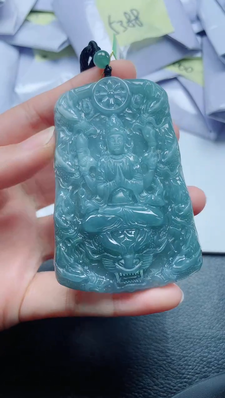 翡翠未镶嵌颈饰          