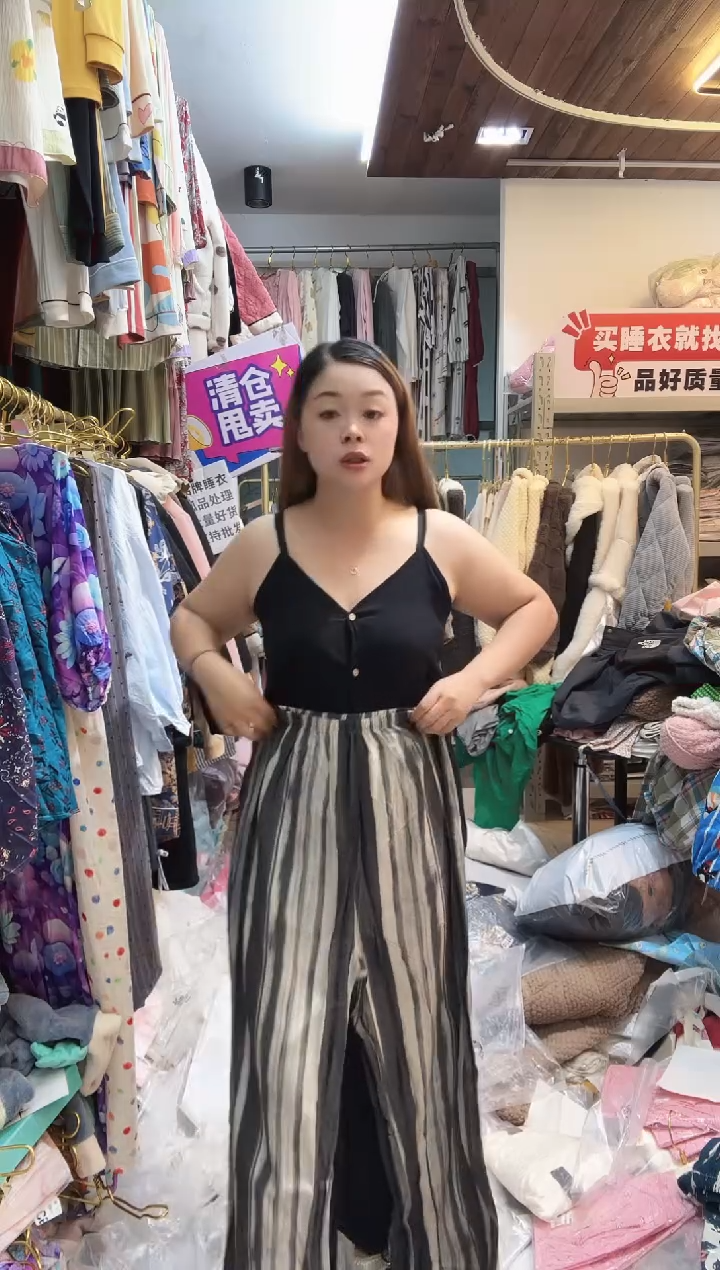 灰黑竖条纹长裤展示为主