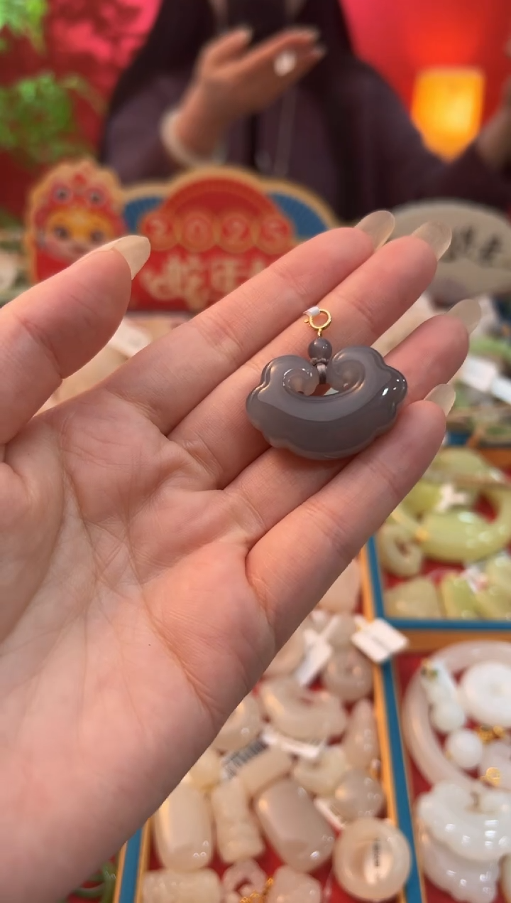 【闪购商品】和田玉吊坠未镶嵌冰浓烟紫素面如意锁