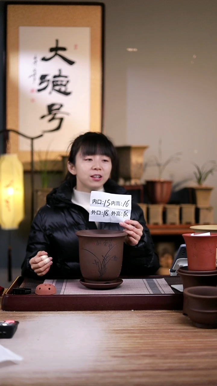 紫砂花盆紫泥刻绘小金钟一只带托