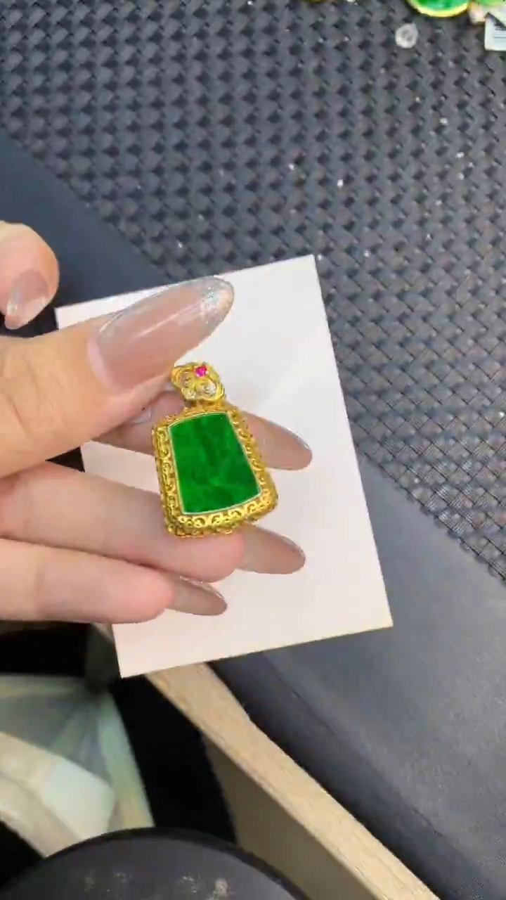 颈饰未镶嵌翡翠1