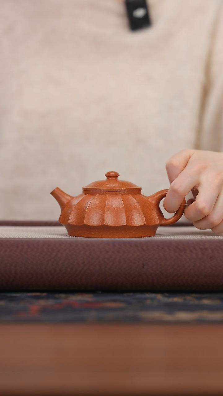 【闪购商品】紫砂茶壶裙蝶 冷黄金 210cc