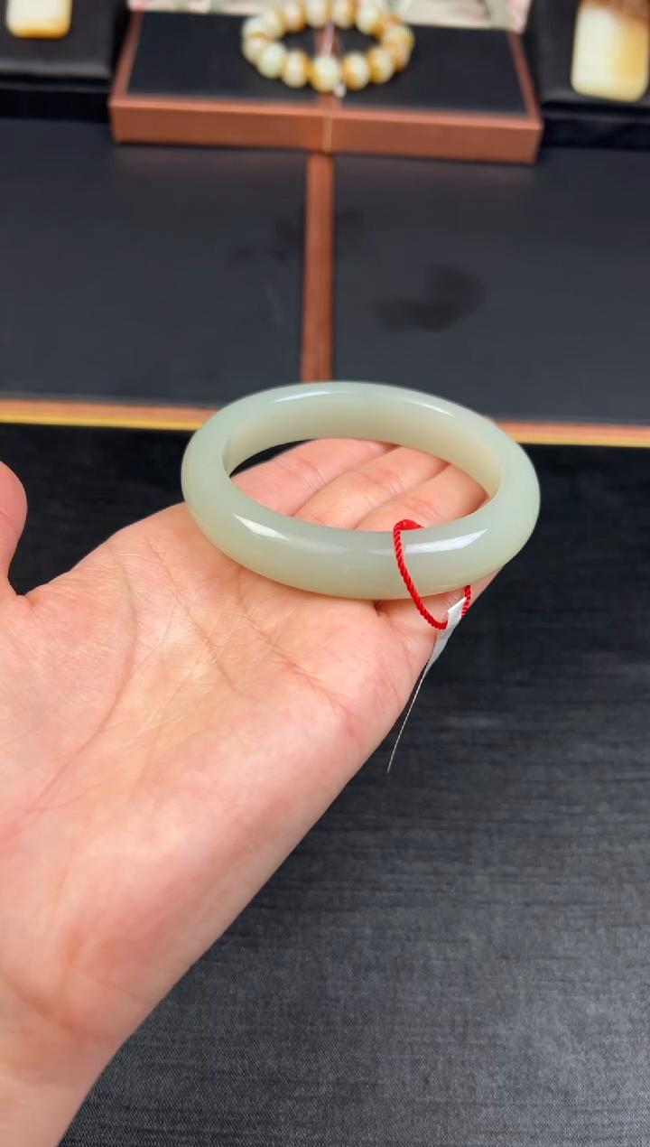 【闪购商品】和田玉手镯未镶嵌且末微色差近矿59+