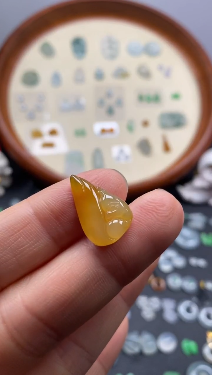 颈饰未镶嵌翡翠冰黄翡松鼠/芬