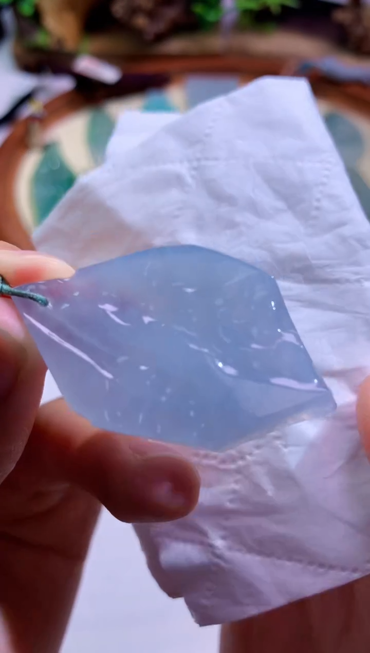 翡翠未镶嵌颈饰          