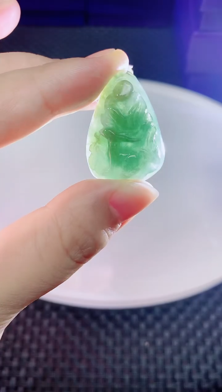 翡翠未镶嵌颈饰            