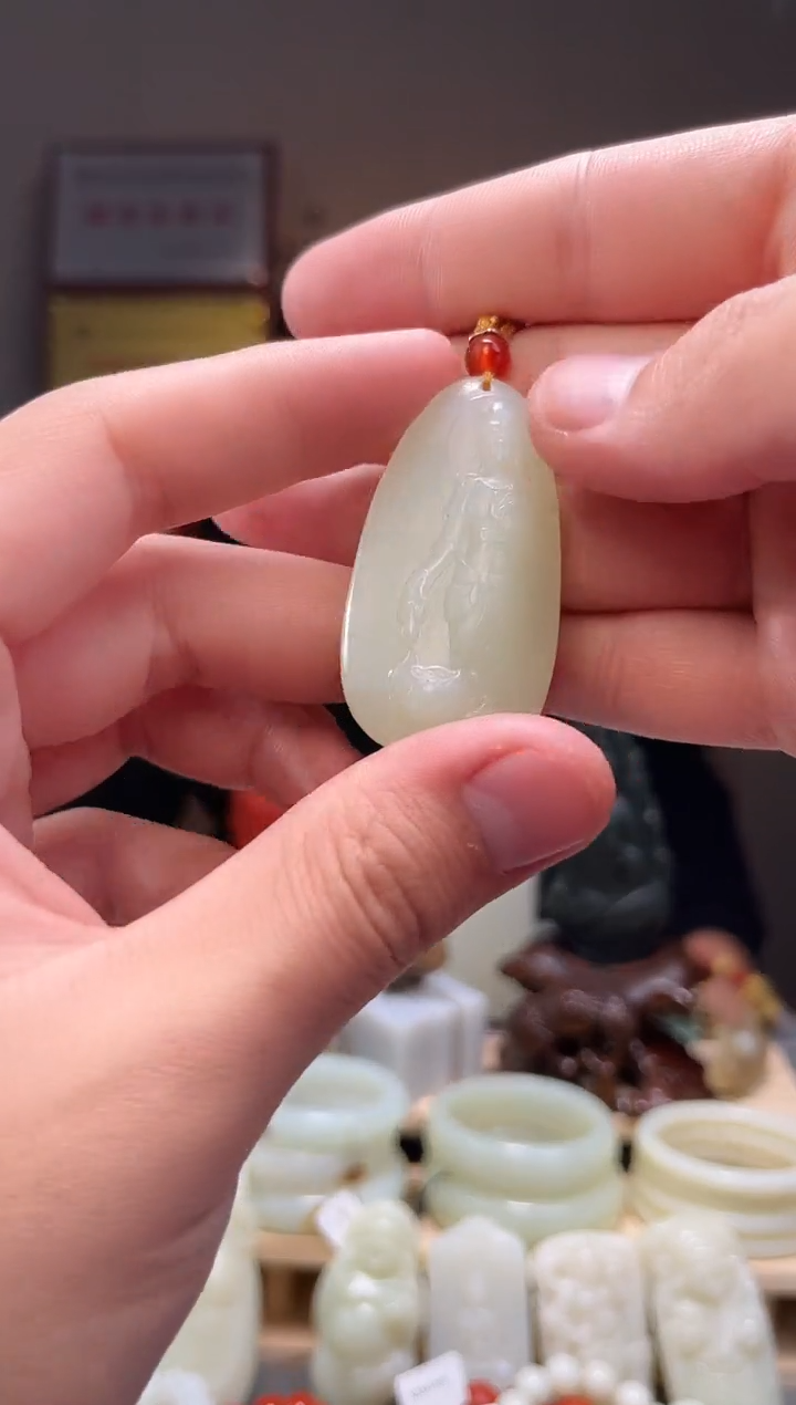 颈饰未镶嵌和田玉吊坠