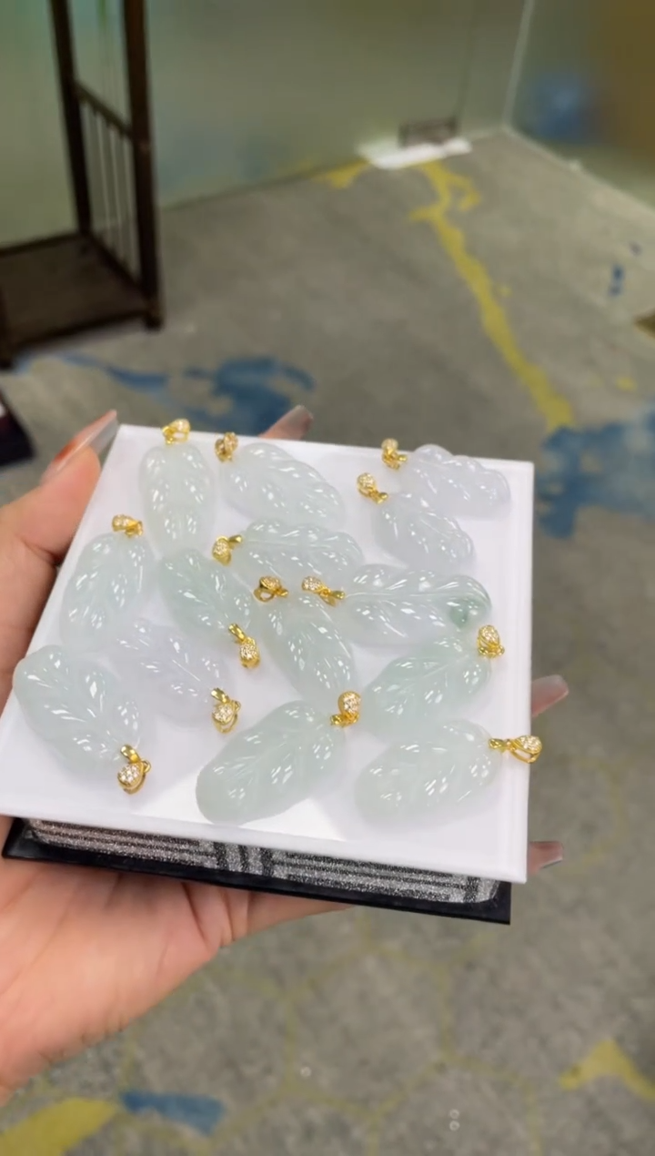 吊坠(赠链)银S925镶嵌翡翠叶子    多样性发货发一件